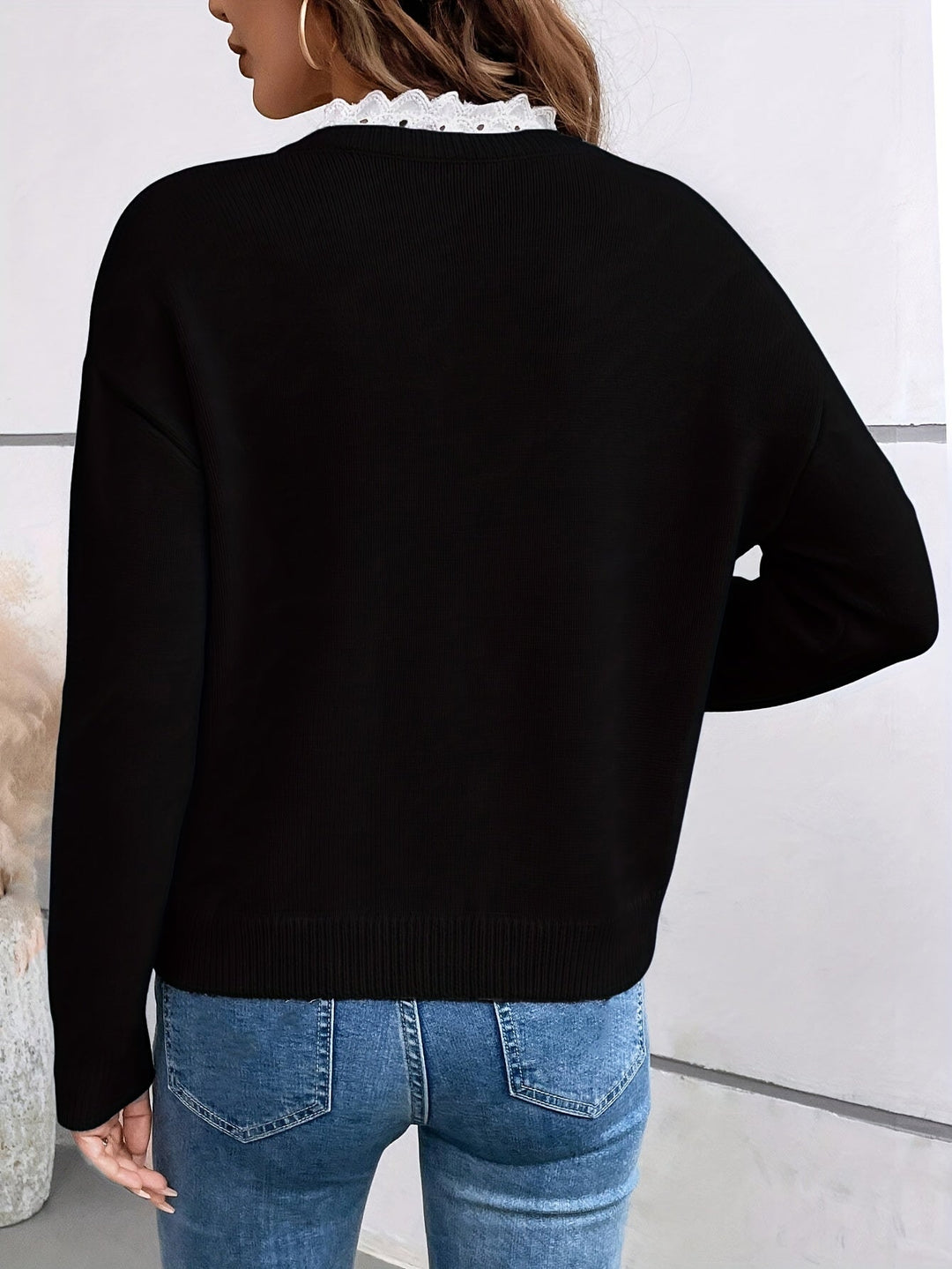 Czarny sweter damski casual, widok z tyłu na dekolt w serek