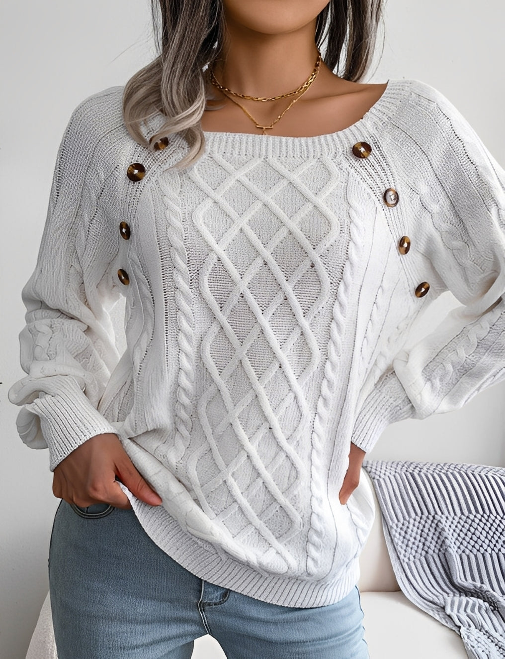 Sweter damski z guzikami, idealny na jesień i zimę. Elegancki, modny i wygodny sweter casual.