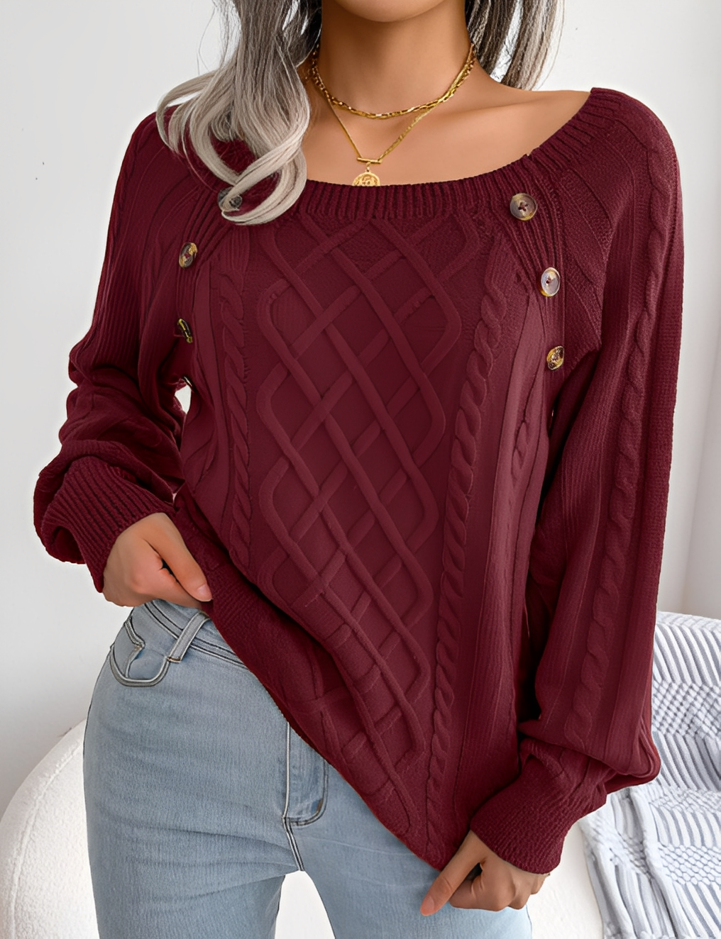 Sweter damski z rzędem guzików, elegancki i casualowy. Idealny na jesienne dni. Modna odzież.