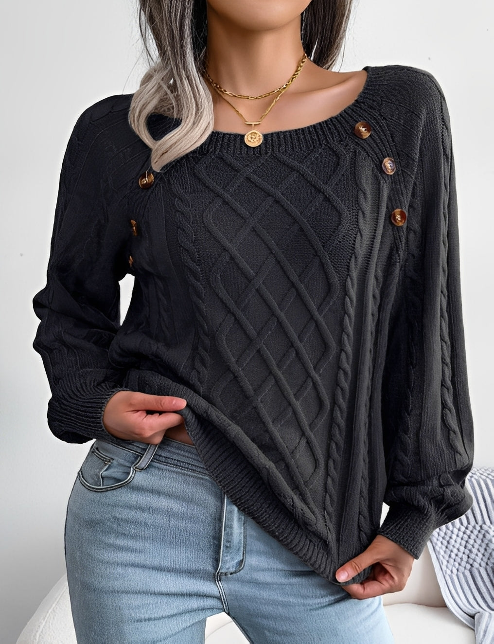 Wygodny sweter damski z guzikami, świetny do zimowych stylizacji. Jesienny, modny i komfortowy.