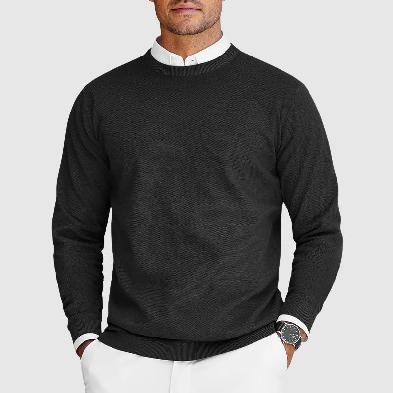 Męski czarny sweter dzianinowy z okrągłym dekoltem noszony na białą koszulę