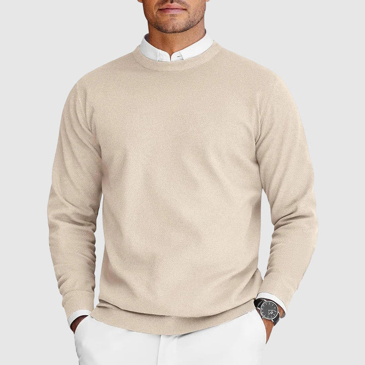 Męski beżowy sweter dzianinowy z okrągłym dekoltem w eleganckiej stylizacji