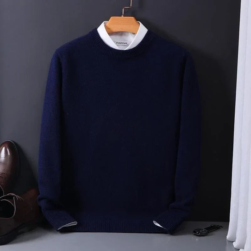 Granatowy męski sweter z dzianiny prezentowany w eleganckim stylu
