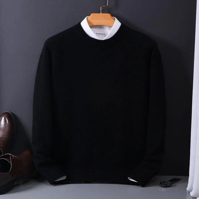 Czarny męski sweter o minimalistycznym kroju na ciemnym tle