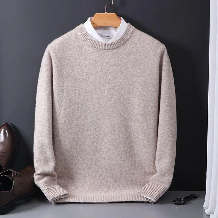 Stylowy sweter męski dzianinowy, widok na ramię i rękaw odzieży