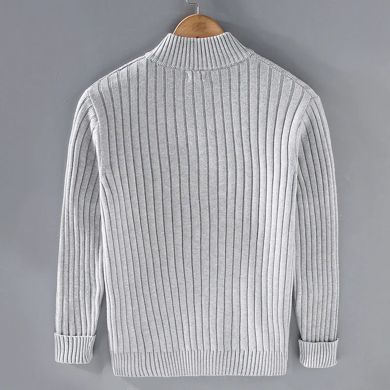 Elegancki sweter męski na zamek ze stójką, prezentacja detali i wykończenia odzieży