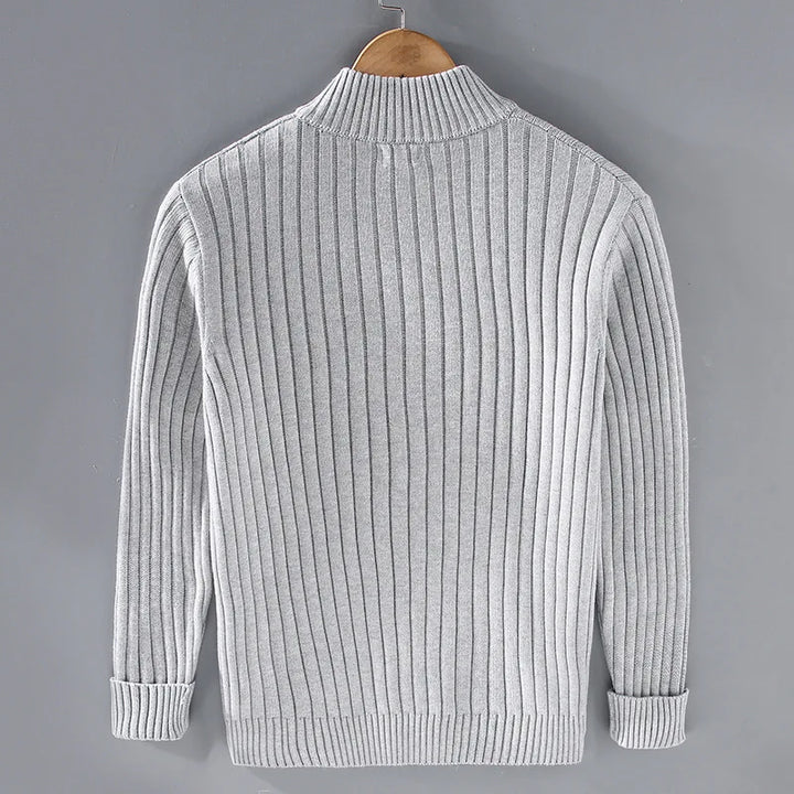 Elegancki sweter męski na zamek ze stójką, prezentacja detali i wykończenia odzieży