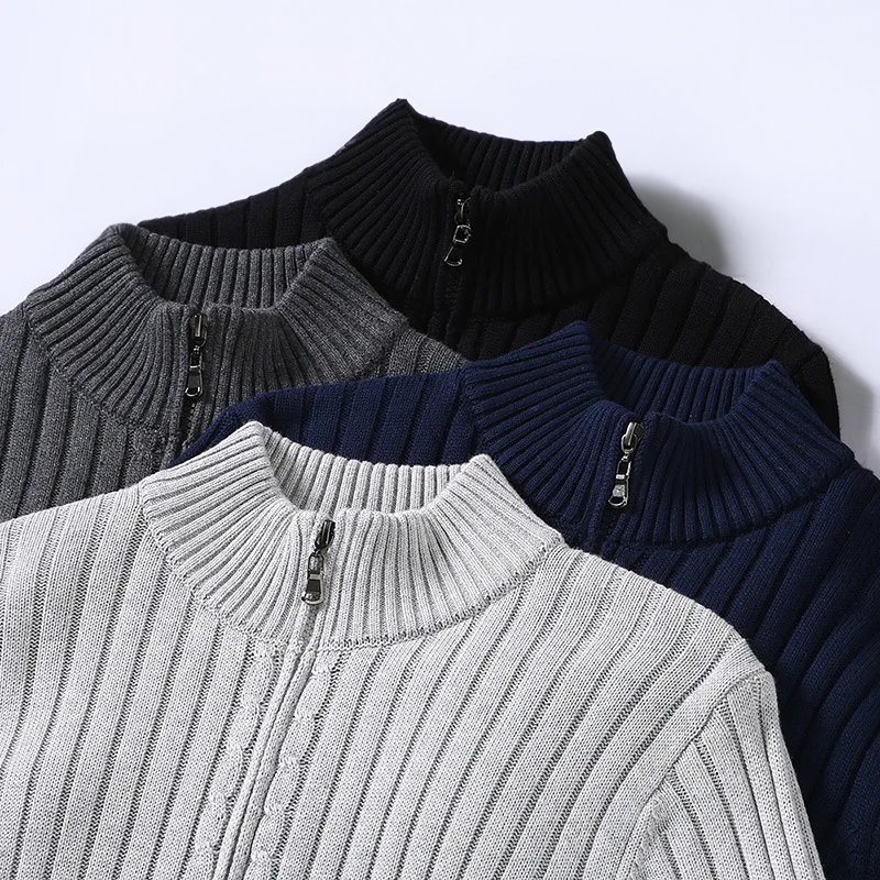 Ciepły sweter męski ze stójką i zamkiem, zestawienie odzieży w stylizacji casual