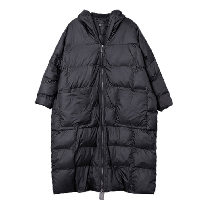 Ciepła, długa czarna kurtka zimowa damska oversize z kapturem, modny styl streetwear na zimę.