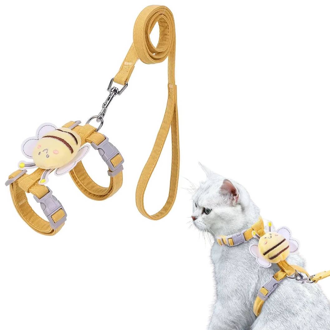 Szelki dla kota ze smyczą, lekkie i regulowane, idealne na bezpieczne spacery.