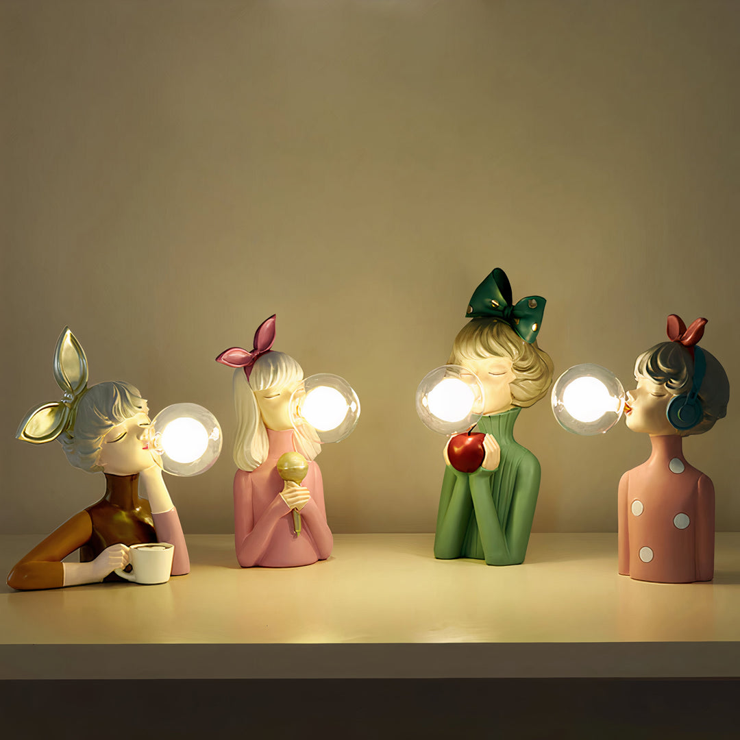 Szklana lampa stołowa z ciepłym światłem do salonu. Eleganckie oświetlenie dekoracyjne wnętrz.