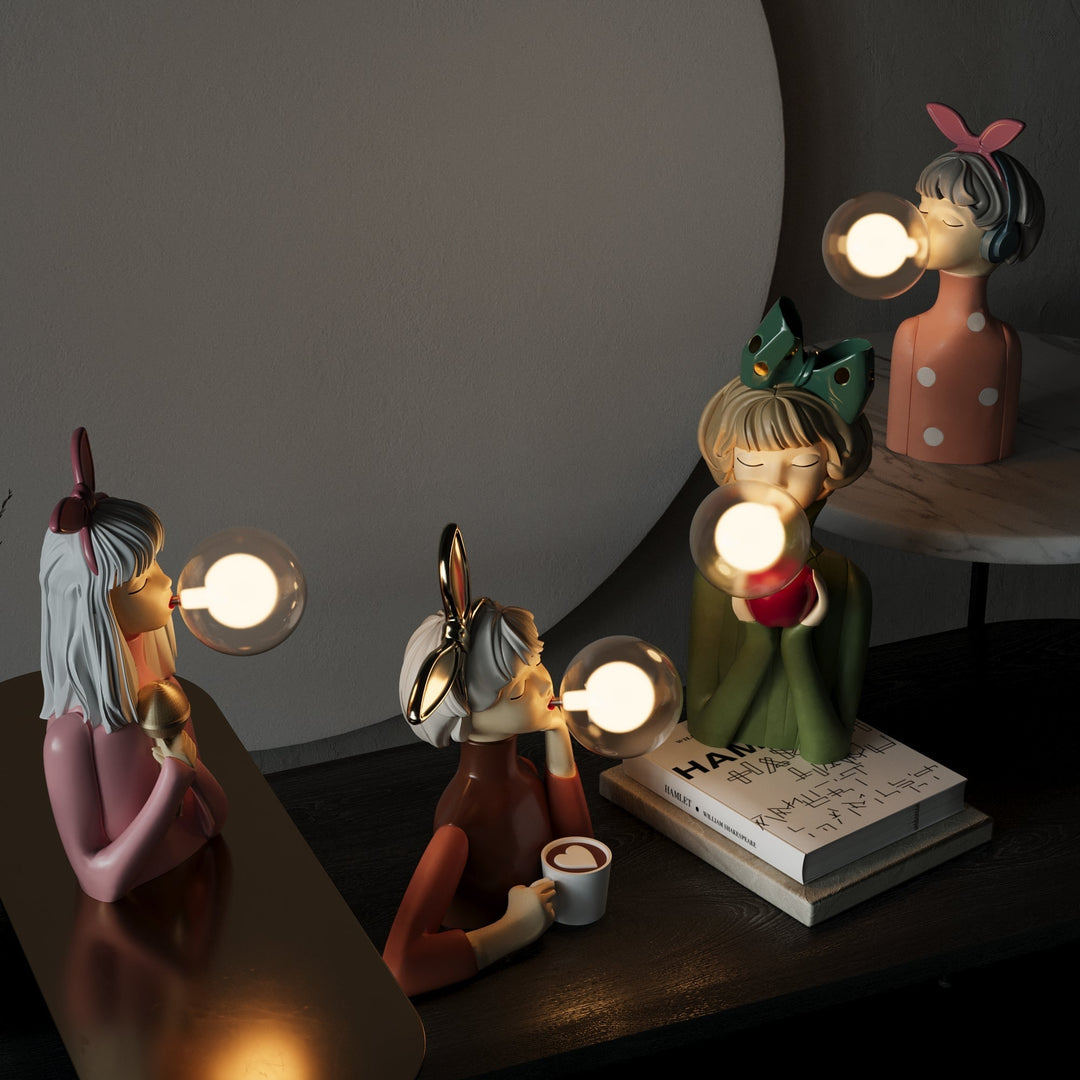Designerska lampa stołowa szklana. Ciepłe światło, nowoczesny akcent do wnętrz. Dekoracyjne oświetlenie.