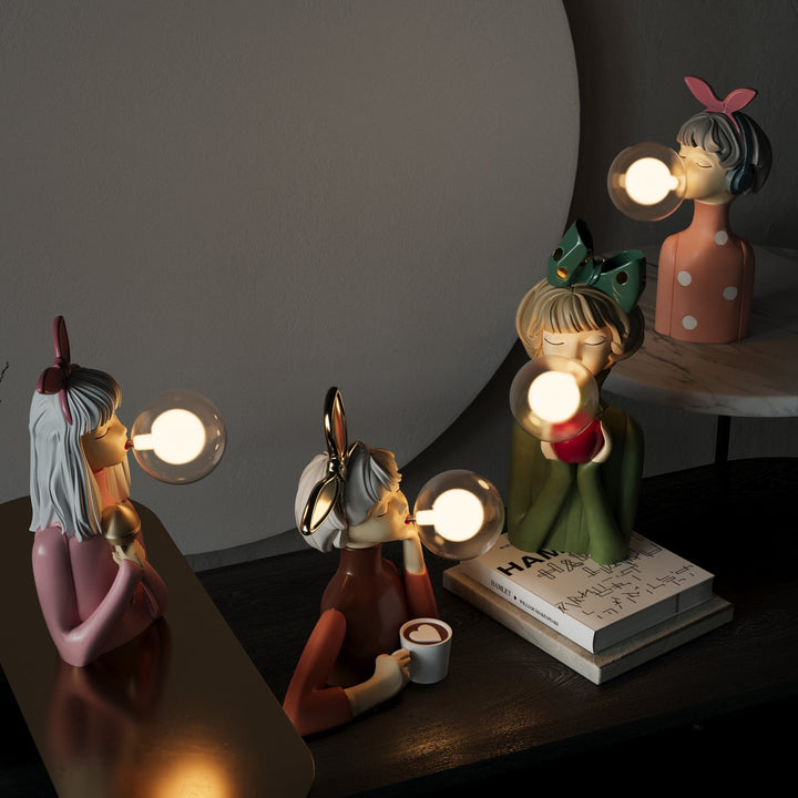 Designerska lampa stołowa szklana. Ciepłe światło, nowoczesny akcent do wnętrz. Dekoracyjne oświetlenie.