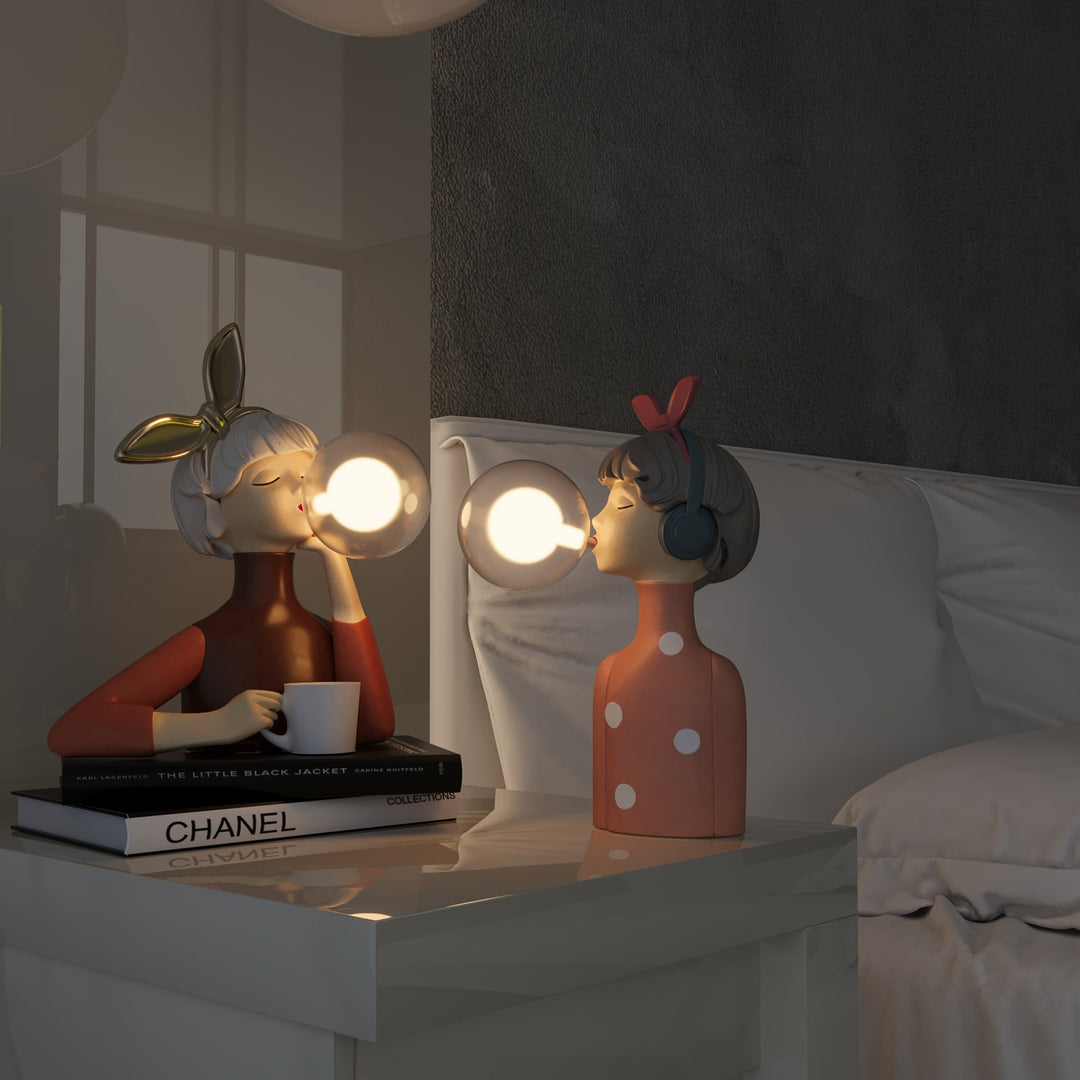 Elegancka szklana lampa stołowa. Nowoczesny design, ciepłe światło, idealna do każdego wnętrza.