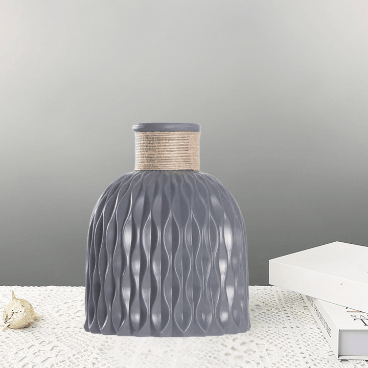 Kolorowe sztuczne kwiaty w wazonie imitującym ceramikę. Uniwersalna i stylowa dekoracja domu.