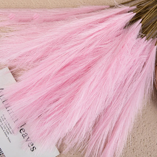 Bliskie ujęcie puszystych sztucznych pampasów, idealne do dekoracji wnętrz w stylu boho.