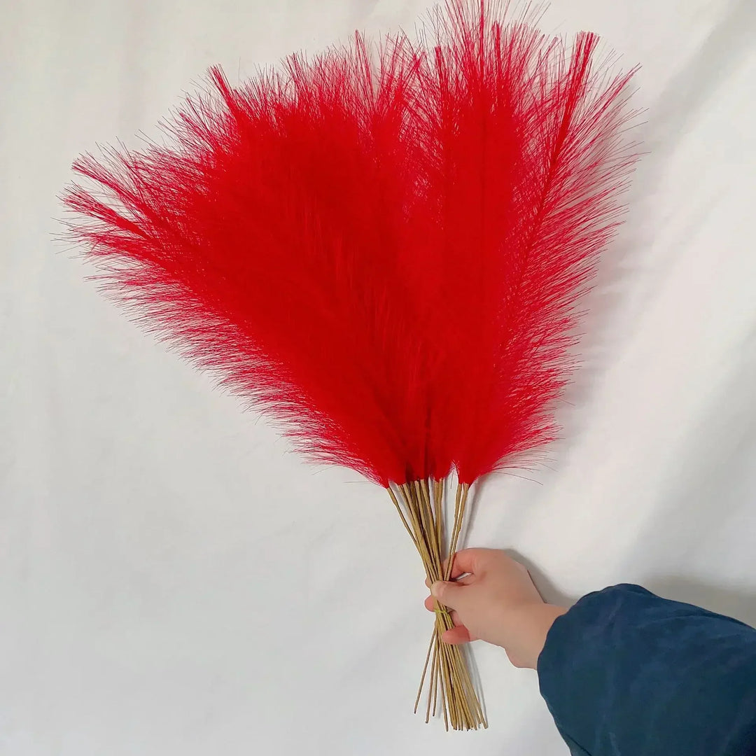 Sztuczne pióra pampasowe w jasnym wnętrzu, stylowa dekoracja.