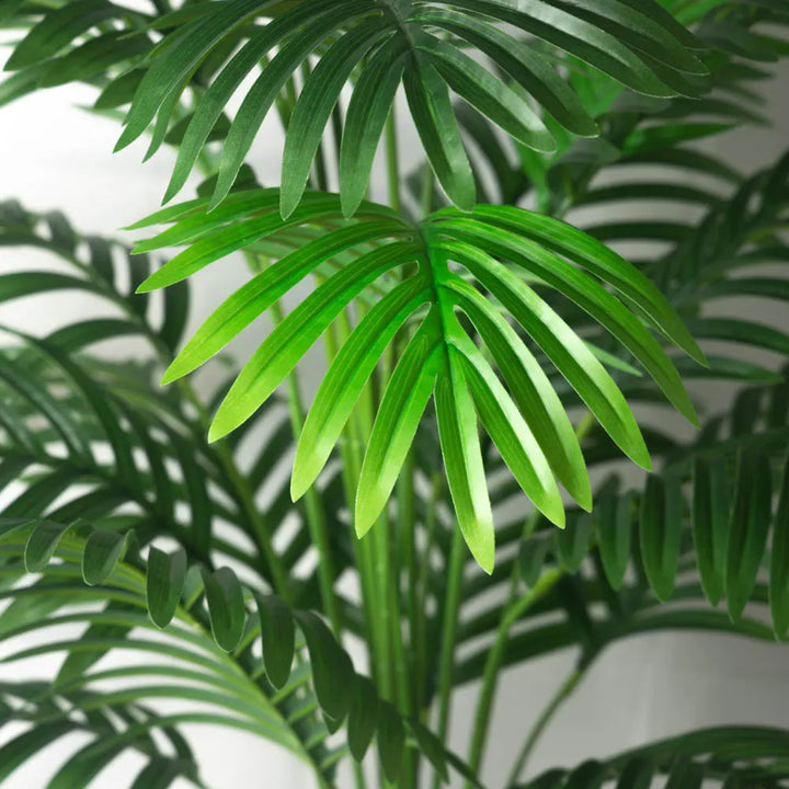 Bezobsługowe sztuczne rośliny: palma i monstera, ożywiające każde pomieszczenie mieszkalne.