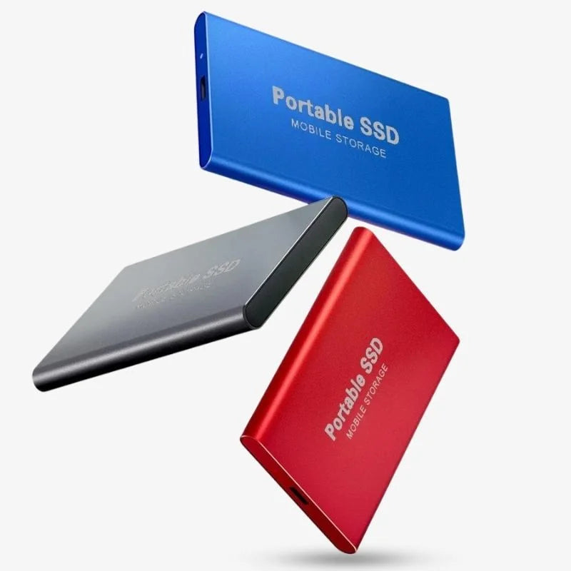 Przenośny dysk SSD USB-C, czarny, obok laptopa, wodoodporny, duża pojemność 30TB.