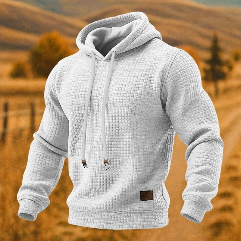 Tył męskiej luźnej bluzy waflowej z kapturem, prezentujący swobodny styl męski i modną codzienną odzież.
