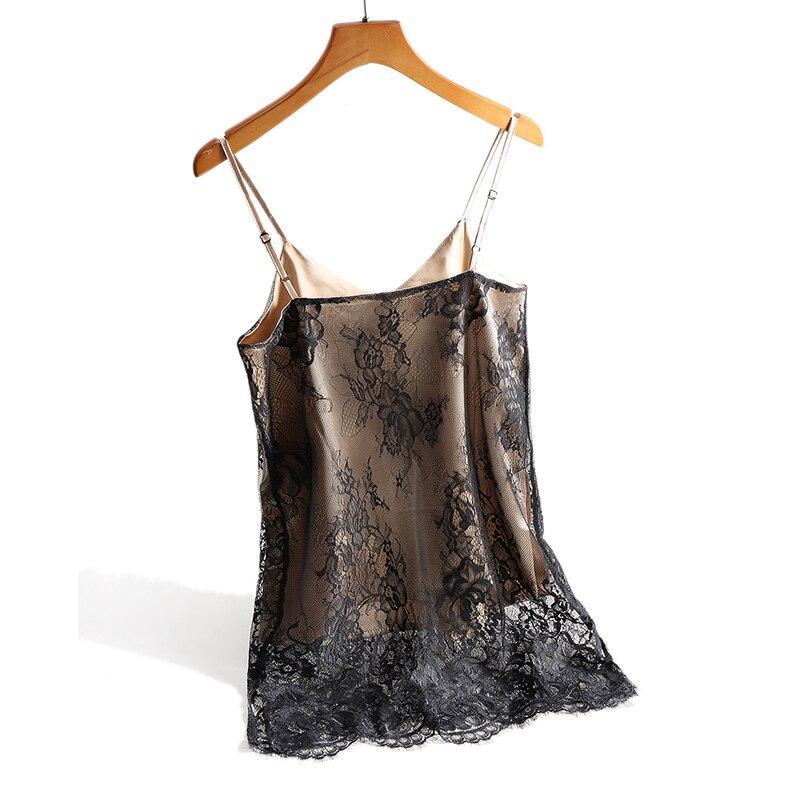 Tył eleganckiego czarnego tank topu koronkowego na cienkich ramiączkach