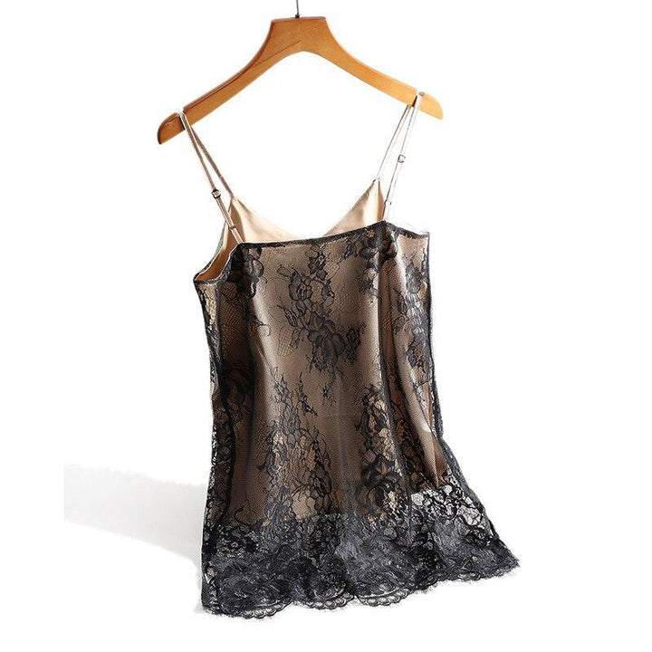 Tył eleganckiego czarnego tank topu koronkowego na cienkich ramiączkach