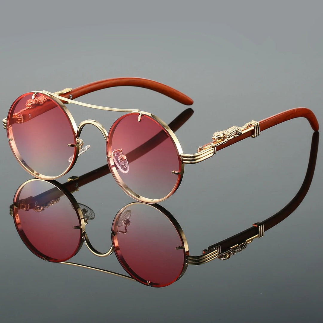 Złote damskie okulary przeciwsłoneczne w stylu retro na twarzy