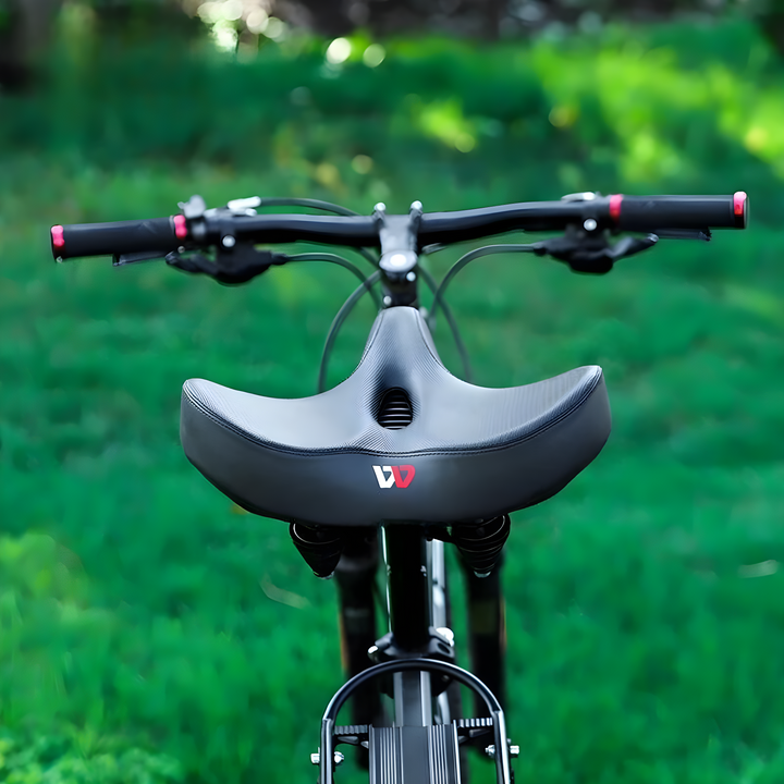 Czarnie siodełko rowerowe zamontowane na rowerze widoczne od tyłu