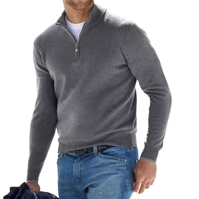 Męski szary sweter ze stójką i zamkiem w eleganckiej stylizacji
