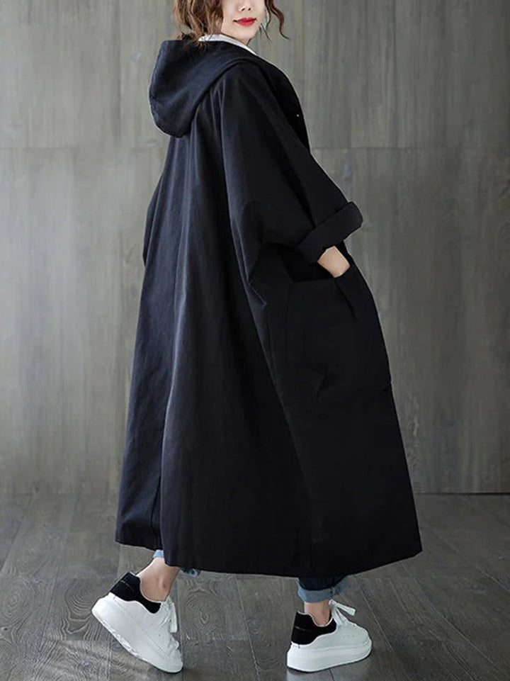 Stylowy czarny trencz damski oversize z kapturem widoczny od tyłu
