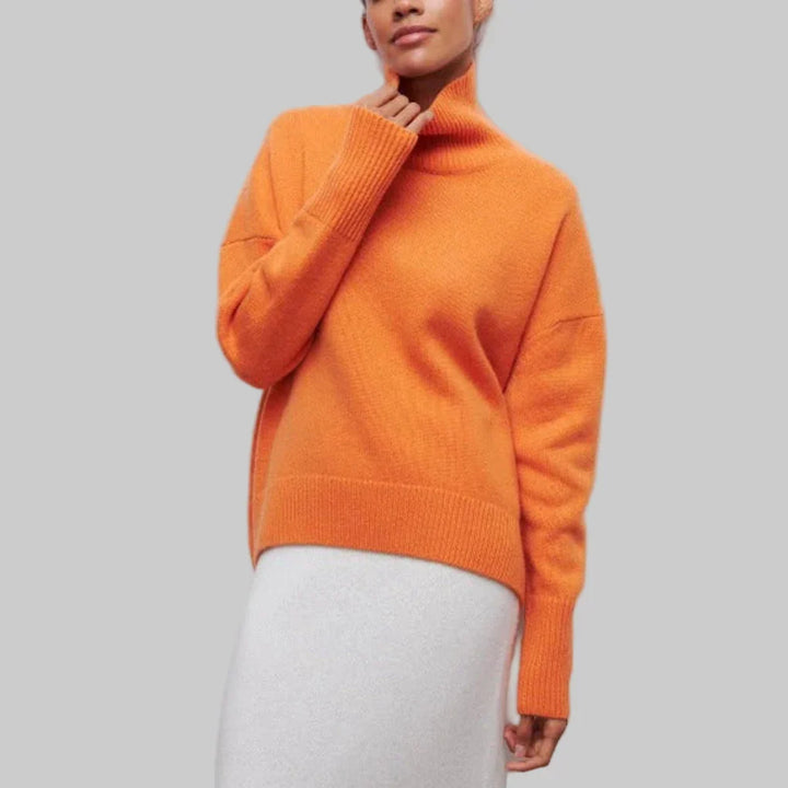 Stylowy zimowy sweter damski z golfem zaprezentowany w całości