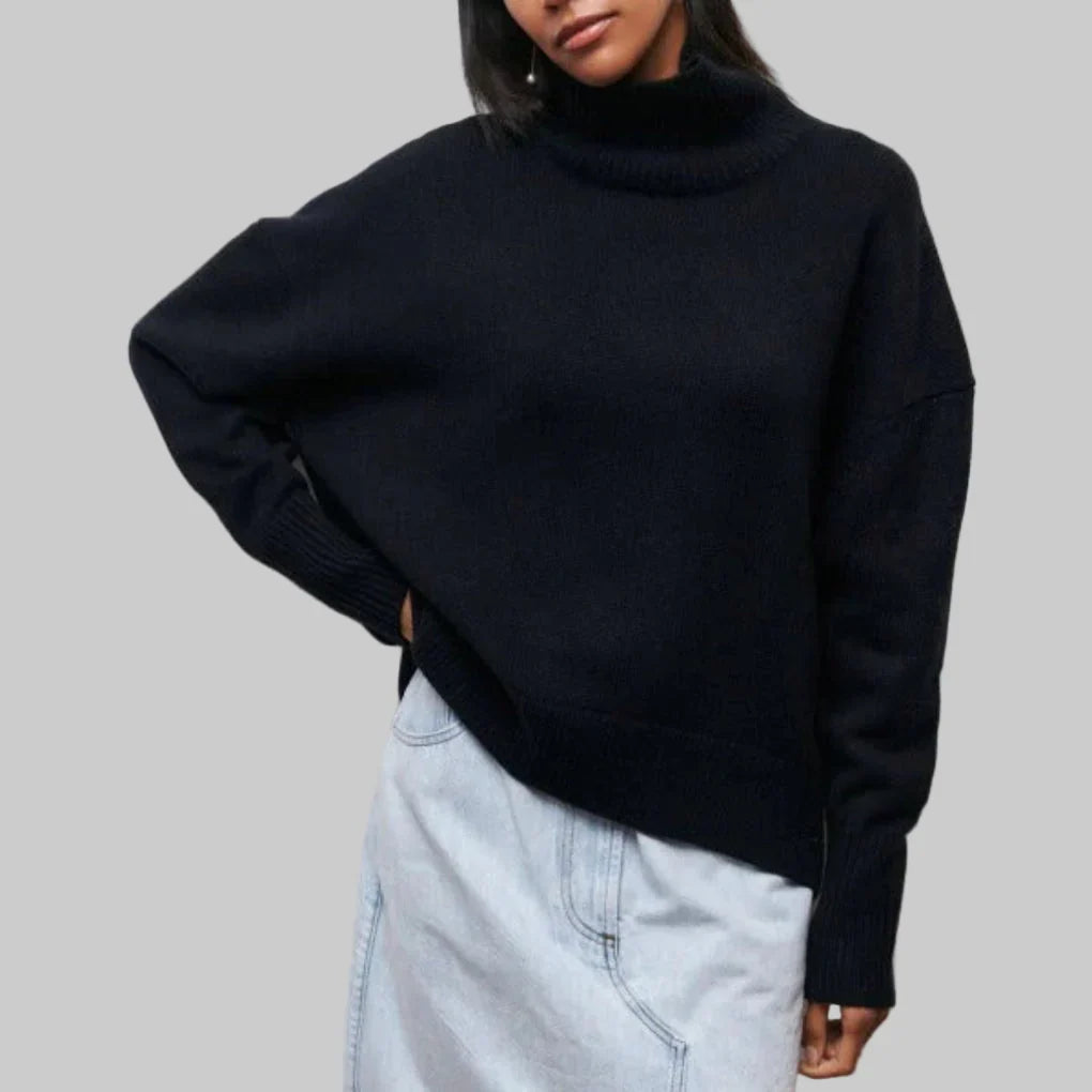 Elegancki czarny sweter damski z golfem w zestawieniu z jasnym dołem