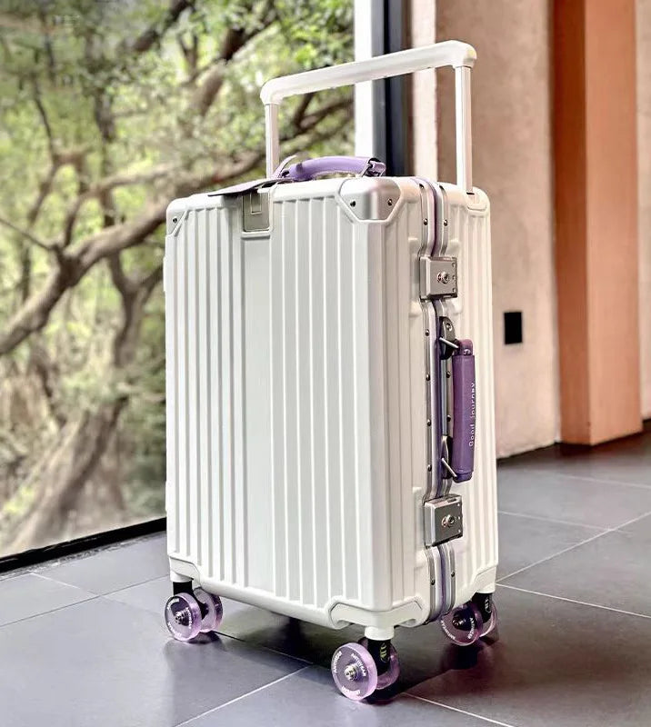 Twarda walizka Valencia Voyager z zamkiem TSA. Bezpieczna i elegancka, idealna na każdą podróż.