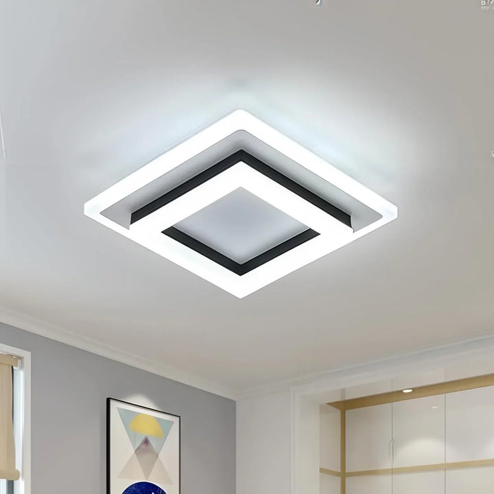 Złota nowoczesna lampa sufitowa LED, kwadratowa i ultracienka. Designerska dekoracja wnętrz.