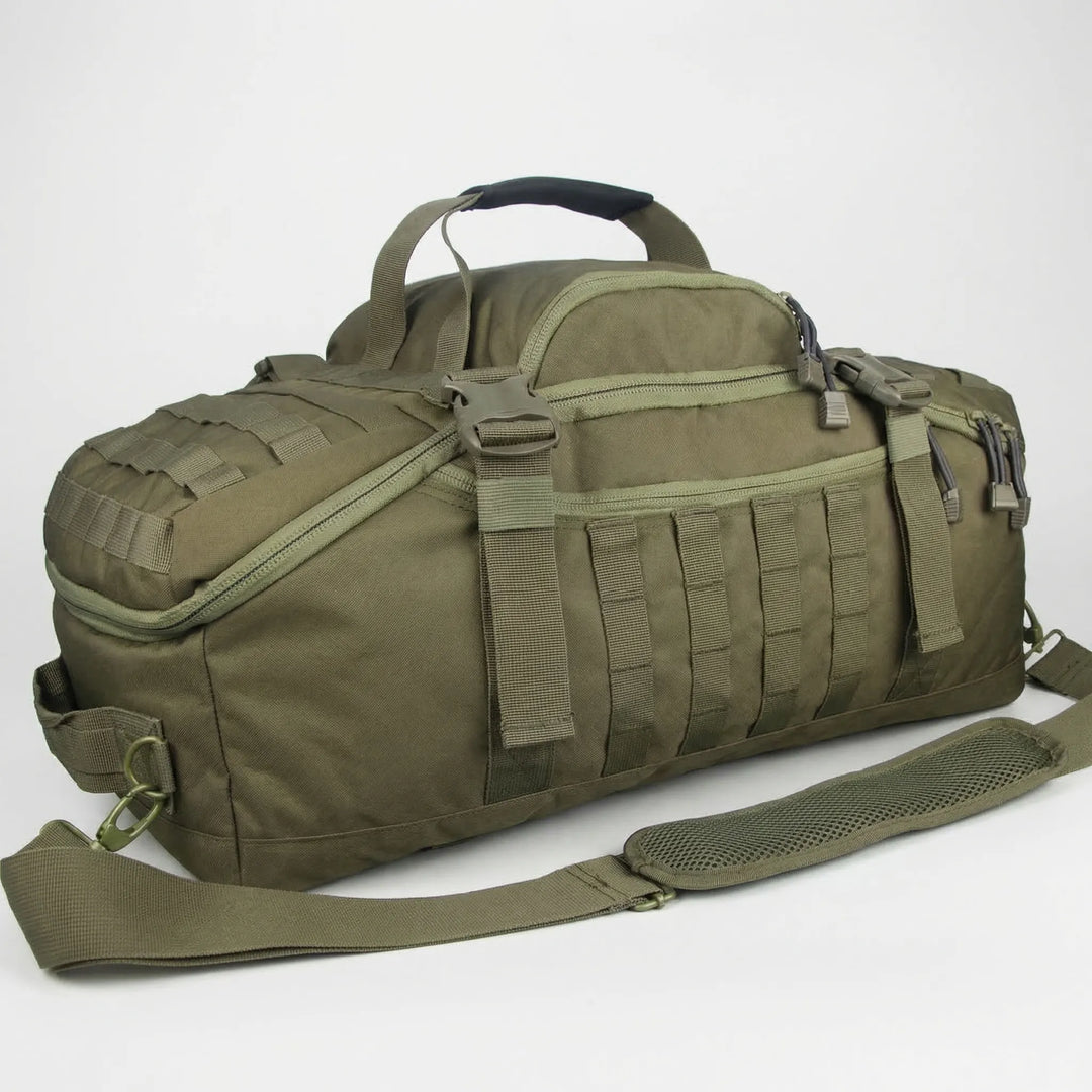 Detal plecaka taktycznego MOLLE. Solidny materiał na trekking, wędrówki i militarny outdoor.
