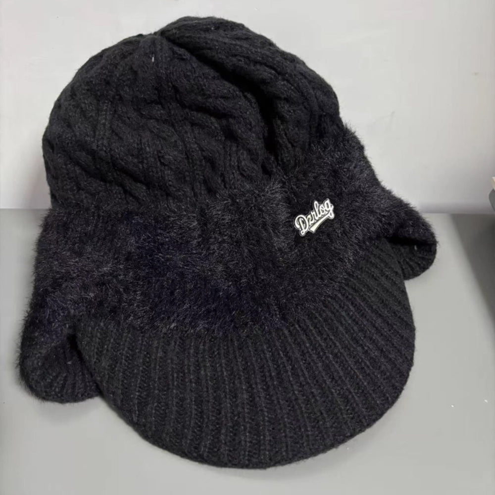 Ciepła czapka trapper, styl vintage, idealna do zimowych stylizacji outdoorowych.
