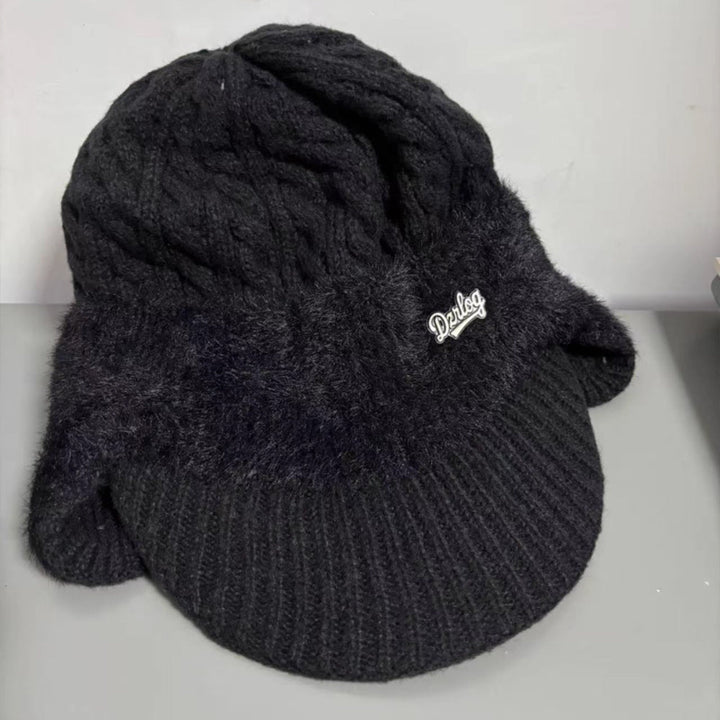 Ciepła czapka trapper, styl vintage, idealna do zimowych stylizacji outdoorowych.