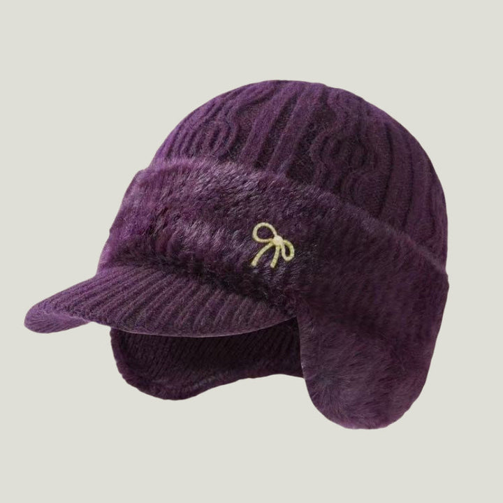 Czapka zimowa trapper unisex, widok z boku, doskonale chroni przed zimnem.