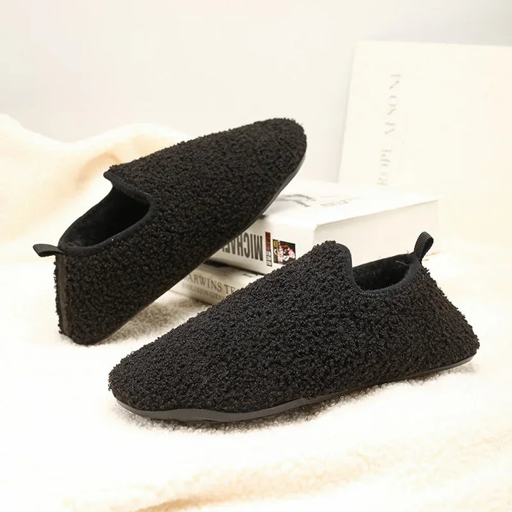 Miękkie kapcie domowe unisex, wygodne obuwie do codziennego relaksu i odprężenia.