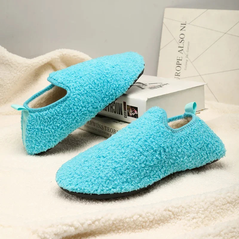 Stylowe kapcie domowe unisex, wygodne pantofle dla relaksu i komfortu w ciągu dnia.