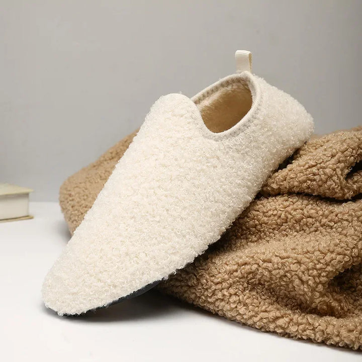 Miękkie kapcie unisex, idealne do codziennego odprężenia i wygody stóp.