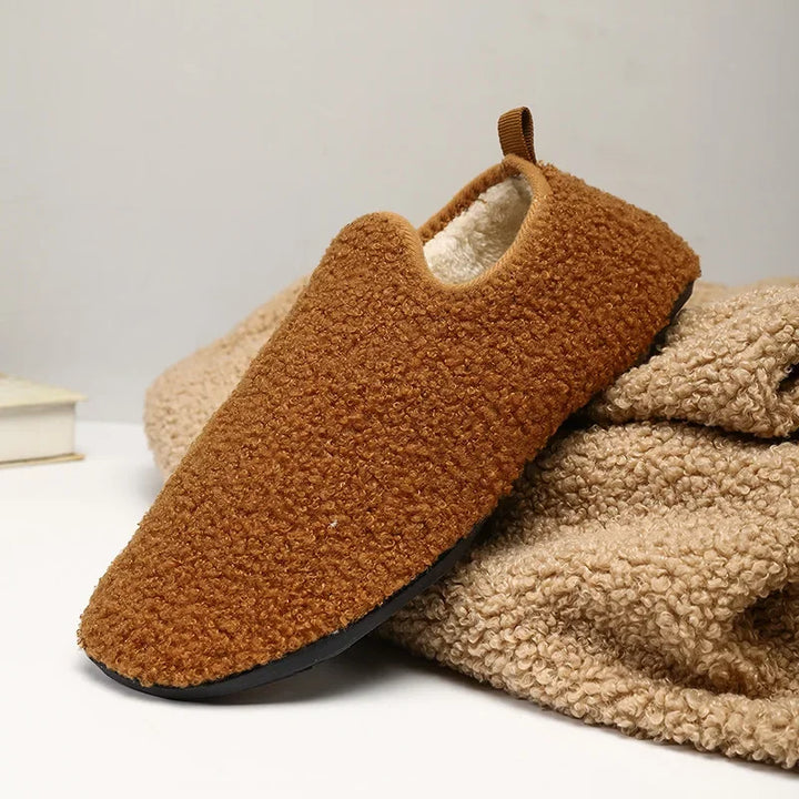 Stylowe kapcie domowe unisex, zapewniające komfort i ciepło na co dzień.