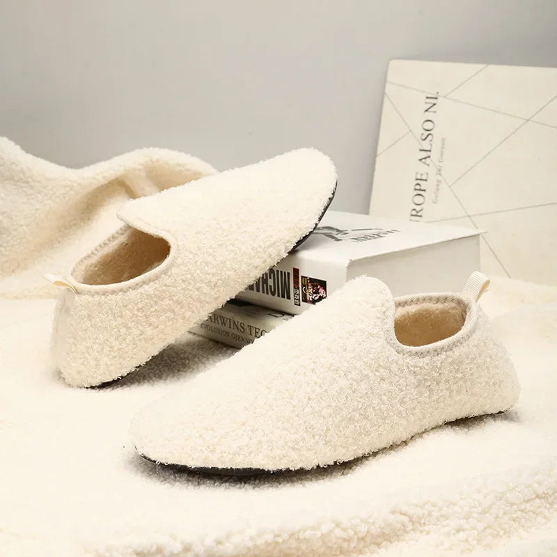 Kapcie unisex szare, antypoślizgowe, idealne do komfortowego noszenia w domu.