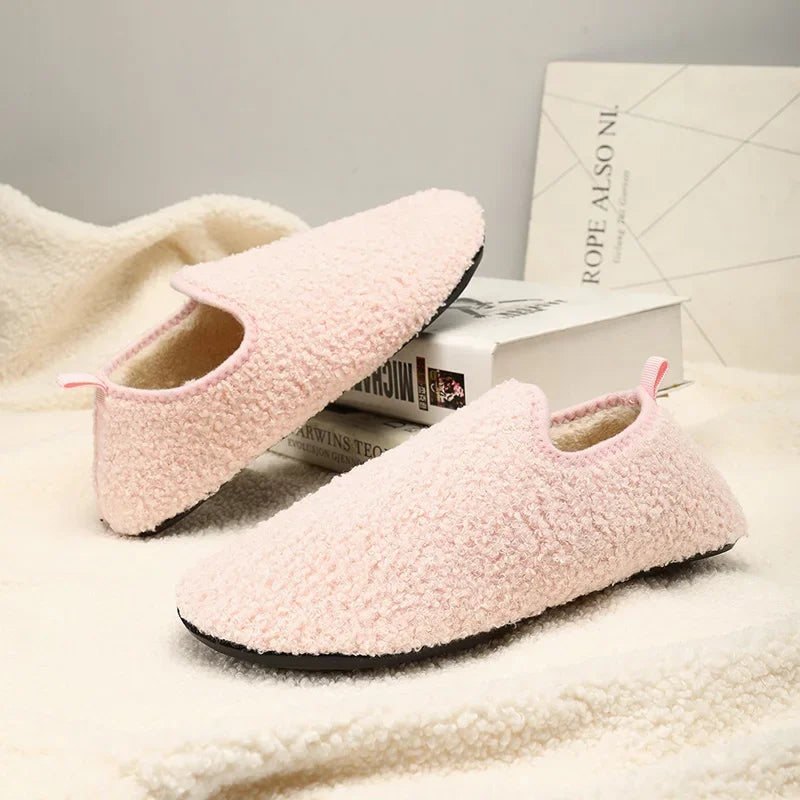 Komfortowe kapcie domowe unisex, miękkie i stylowe obuwie na każdy dzień.