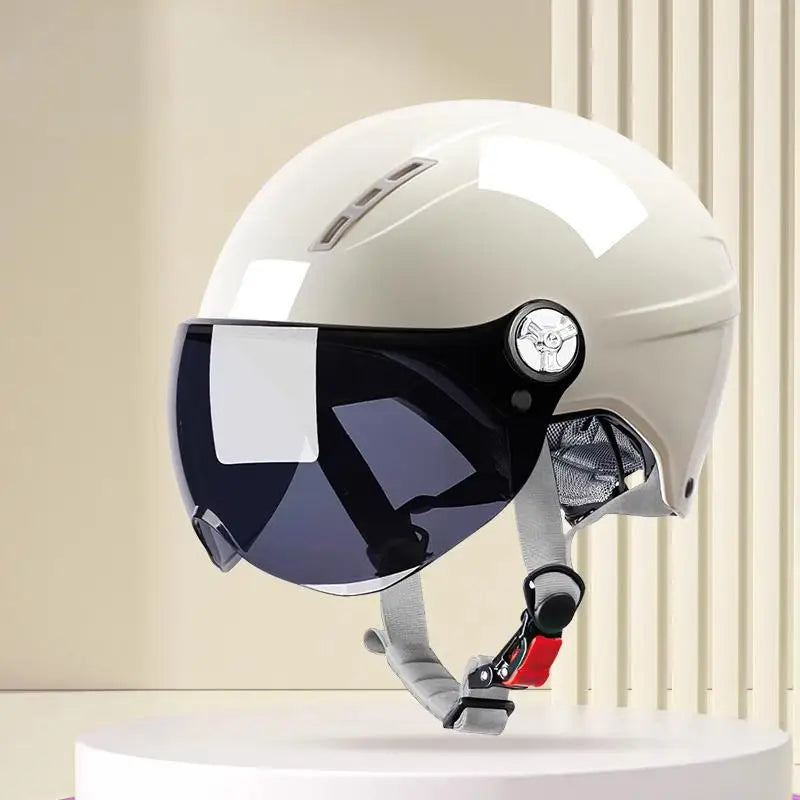 Unisex kask motocyklowy typu half-helmet z daszkiem UV. Całoroczny, lekki i bezpieczny dla motocyklistów.