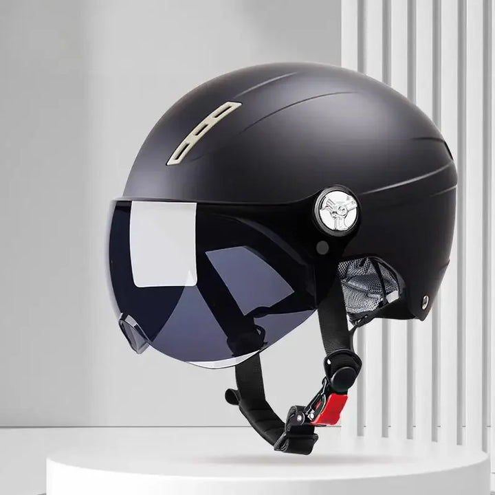 Komfortowy kask motocyklowy z daszkiem UV. Zapewnia całoroczną ochronę i bezpieczeństwo podczas jazdy.