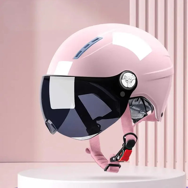 Lekki kask motocyklowy unisex z daszkiem UV, zapewniający bezpieczeństwo przez cały rok. Dostępne kolory.