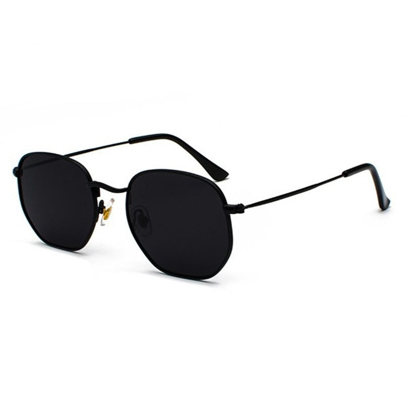 Różowe okulary przeciwsłoneczne vintage unisex. Akcesorium w stylu retro, modne i zapewniające ochronę UV.