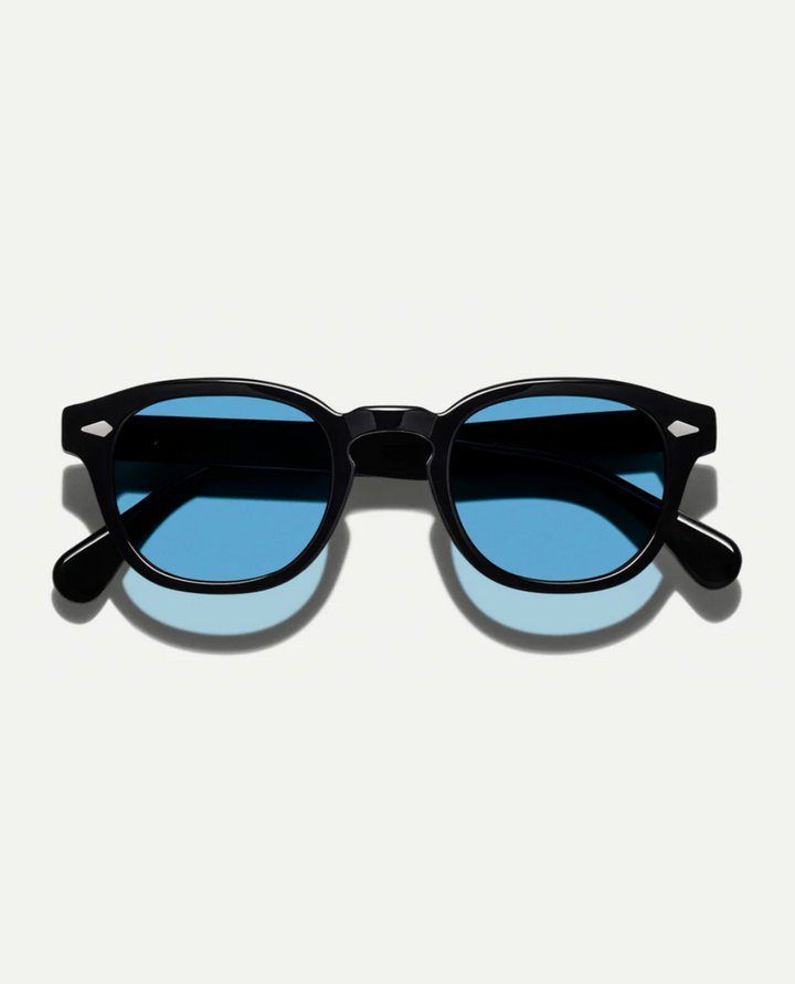 Unisex okulary przeciwsłoneczne z wyrazistymi oprawkami i kolorowymi soczewkami, zapewniające ochronę UV.