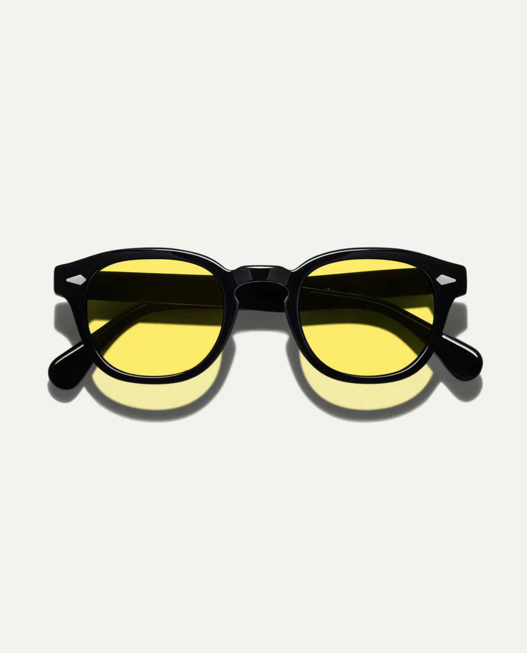 Stylowe okulary przeciwsłoneczne unisex, z wyrazistymi oprawkami i kolorowymi soczewkami, letnie akcesorium.